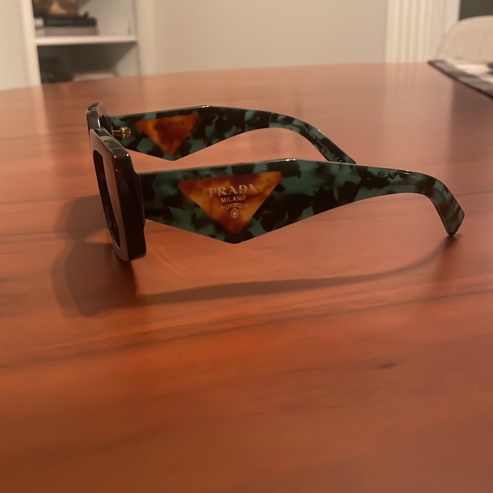 Prada sunglasses - Picture 3 of 9